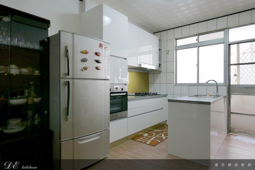 廚房設計｜現代簡約｜檯面 矽鋼石｜門板 結晶鋼烤：白